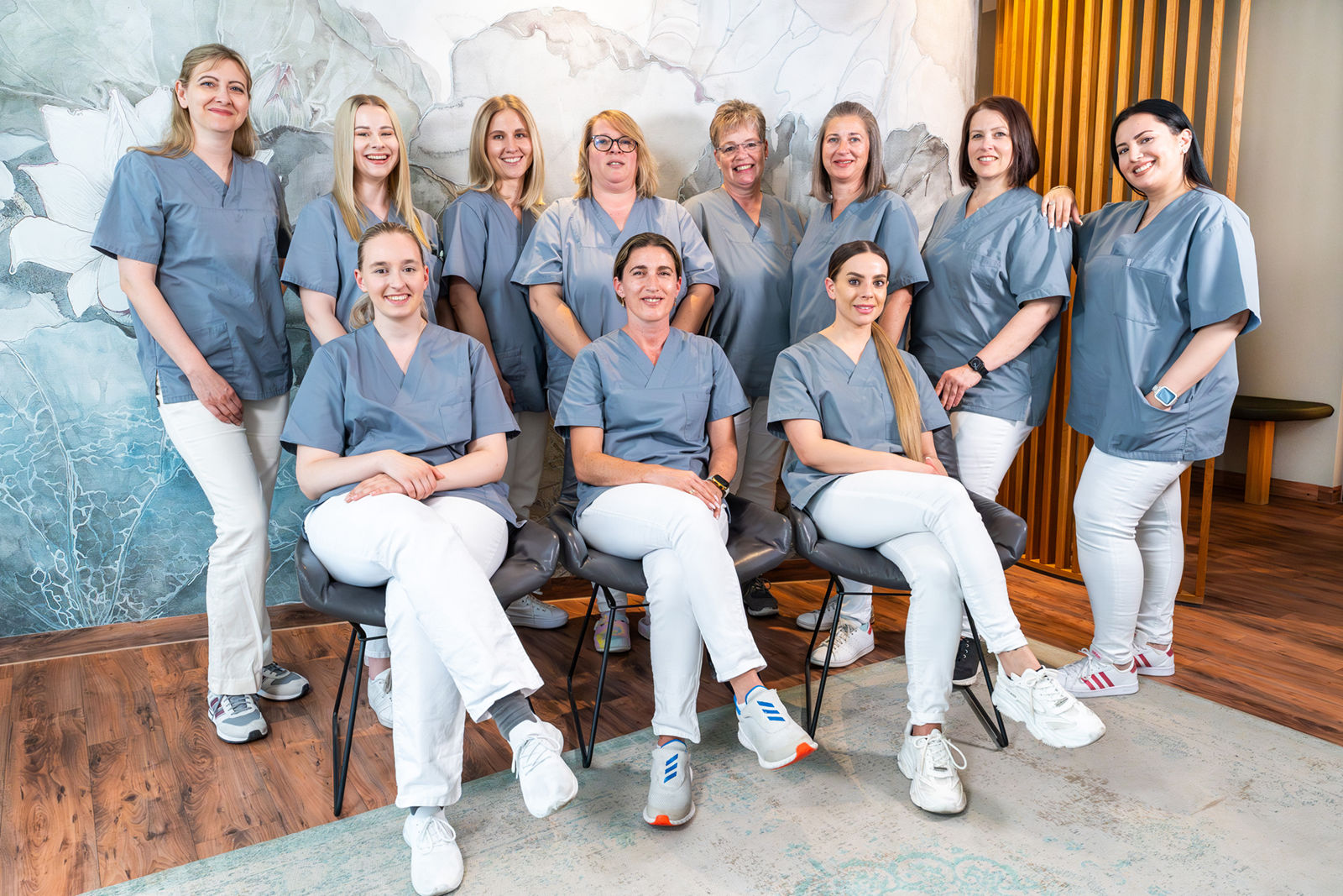 Gruppenbild mit elf Mitarbeiterinnen