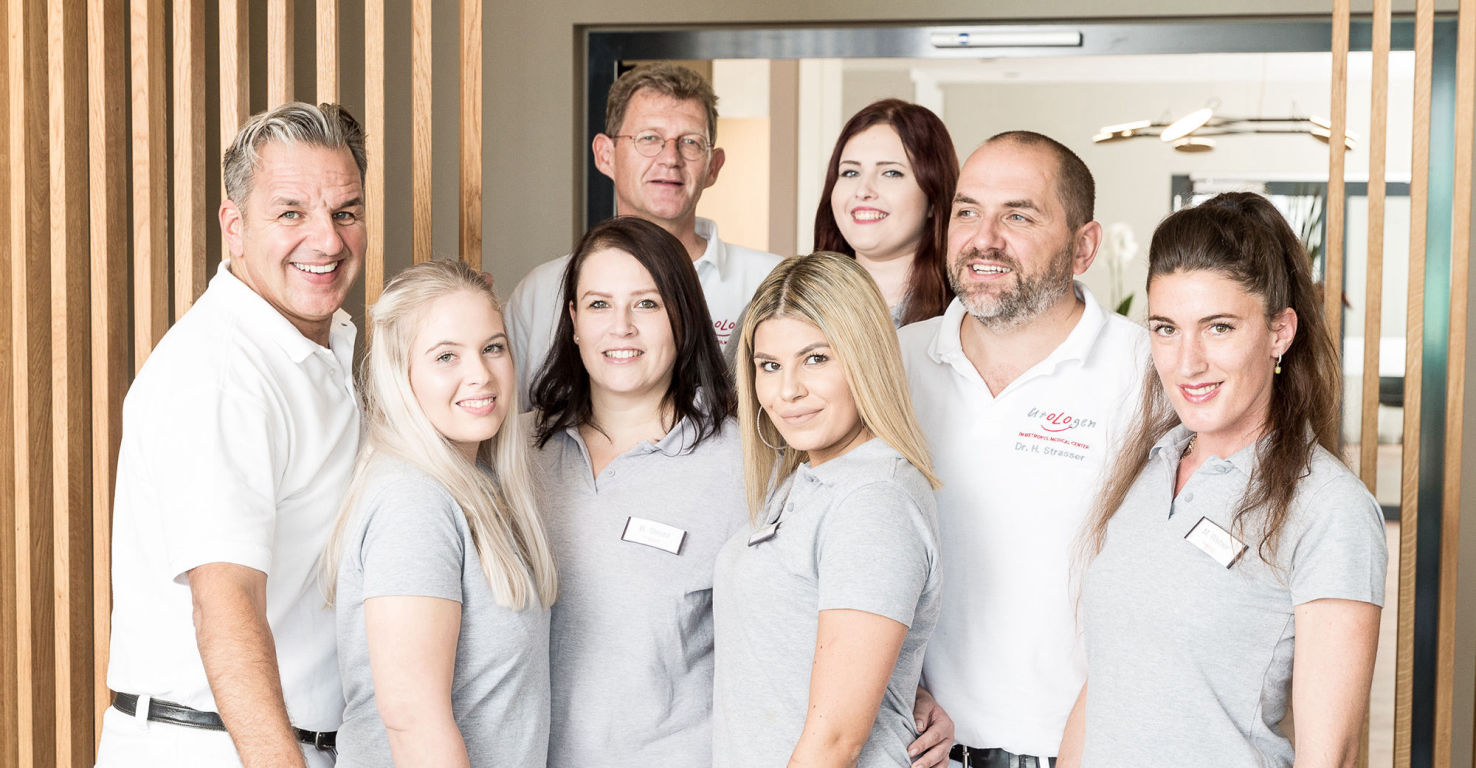 Gruppenbild von fünf Mitarbeiterinnen und drei Ärzten.